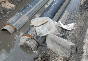 Киевские коммунальщики вручную ремонтируют кабельную линию, поврежденную в начале декабря