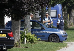Франция: полиция не заметила под телами убитых девочку