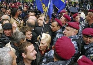 Беркут не дает оппозиции проводить акции возле дворца Украина, где выступит Янукович