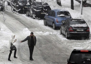 Из-за снегопадов на юге Украины осложнено движение транспорта