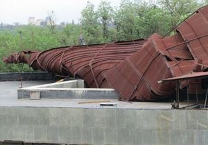 На Хортице сильный смерч снес железное покрытие крыши со здания музея казачества