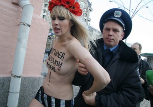 Фотогалерея: Могилев, возьми меня! Полуобнаженные активистки FEMEN сдались милиции