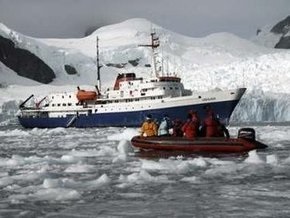 У берегов Антарктиды сел на мель аргентинский круизный лайнер