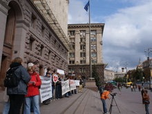 Киевляне и питерцы провели акцию под зданием мэрии