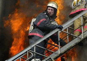 В Киеве во время пожара спасли мужчину, застрявшего в лифте