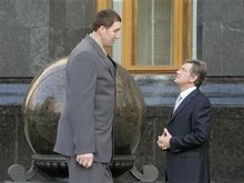 Ющенко вручил самому большому украинцу спецавтомобиль