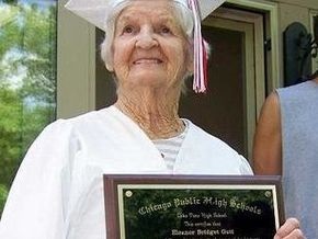 В США женщина получила аттестат об окончании школы в 90 лет