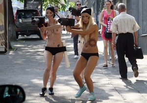 FEMEN: Сотрудник посольства Грузии сорвал топлес-акцию Фотоохота и напал на фотографа