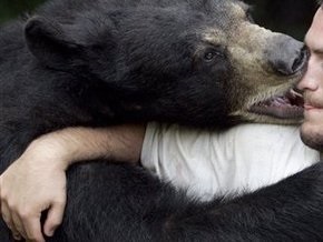 Медведь атаковал группу туристов на автобусной остановке в Японии