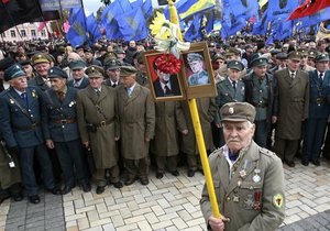 Мариупольские депутаты призвали Януковича лишить Бандеру и Шухевича званий Героя