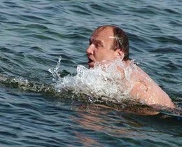 Пловец-марафонец переплыл Севастопольскую бухту в 7-градусной воде