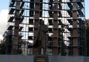 Львовский облсовет выделил 800 тыс. гривен на завершение строительства памятника Бандере