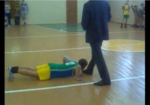 Президент Башкирии уволил чиновника, заставлявшего школьников целовать себе ноги