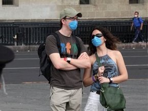 Французским школьникам запретили здороваться поцелуями, чтобы не заразиться A/H1N1