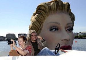 Фотогалерея: Блондинка за бортом. В Гамбурге установили гигантскую скульптуру купающейся женщины