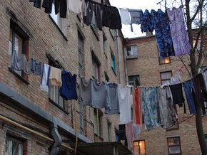 В Киеве в жилом доме рухнул бетонный навес