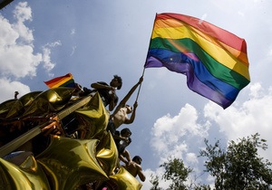 Участник берлинского гей-парада укусил двоих девочек