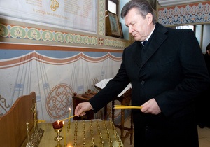 Янукович зажег свечу в Чернобыльской церкви