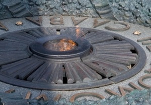 В Киеве вандалы сняли с постамента Вечного огня в парке Славы латунную плиту