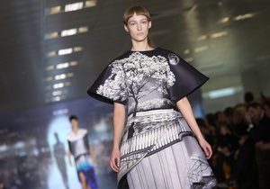 Фотогалерея: London Fashion Week. Коллекции Unique, Mary Katrantzou, Matthew Williamson и Paul Smith