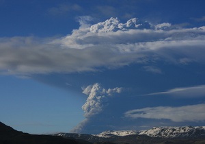 Ученые: Вулкан Гримсвотн выбрасывает в десятки раз больше пепла, чем Эйяфьяллайекуль