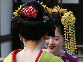 Японцы обеспокоились охотой туристов на гейш