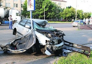 В Киеве водитель Nissan снес остановку