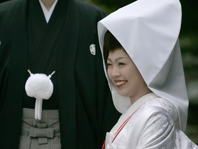 Японцы начали покупать для свадеб фальшивых друзей и родственников