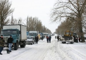 По всей Украине возникли снежные заторы: МЧС призывает водителей воздержаться от поездок