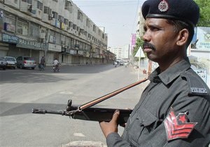 В Пакистане смертник врезался в полицейский участок: 18 погибших