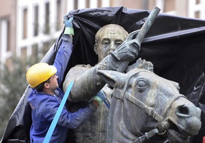 В Испании демонтировали последнюю конную статую Франко