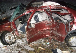 На Волыни автомобиль врезался в дерево: погибли четыре человека, еще три госпитализированы