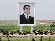 Президент Туркменистана подарит каждой женщине страны $10