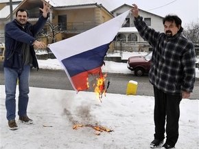 В Сербии сожгли российский флаг в знак протеста против прекращения поставок газа