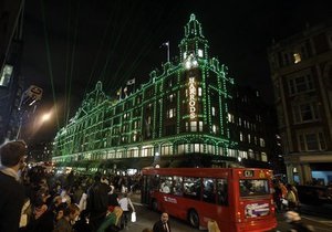 Сегодня зажгут энергосберегающие огни главной рождественской елки Британии