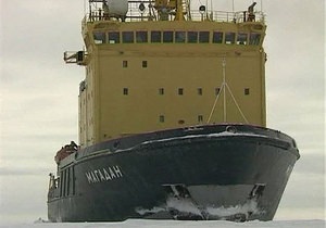 На спасение застрявших во льдах Охотского моря судов отправился третий ледокол