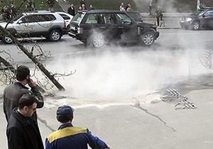 ЧП на Минском массиве в Киеве: Из-за трещины в асфальте женщина упала в кипяток