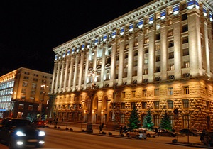 На Ленинградской площади в Киеве на месте клумбы установили киоск