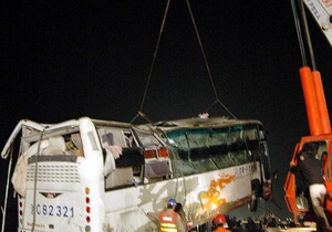 В Китае автобус упал в пруд, из воды не смогли выбралься 11 человек