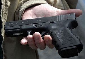 В Донецке подросток, угрожая игрушечным пистолетом, похитил у пенсионера духовку из угольной печки