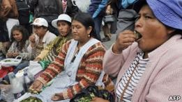 Судья в Боливии гадает на листьях коки