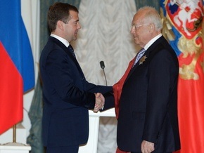 Медведев вручил Черномырдину орден