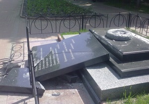 В Киеве на Подоле неизвестные разрушили памятник афганцам