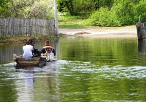 В Черниговской области в ряде населенных пунктов из-за подтопления люди передвигаются на лодках