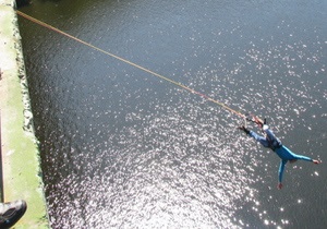 В Запорожье более полусотни людей 2011 год встречали прыжками с 42-метрового моста