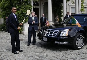 Автомобиль Обамы застрял в воротах в Дублине. Президенту пришлось пересесть в другую машину