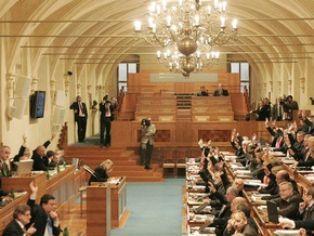 Сенат Чехии одобрил Лиссабонский договор, призванный заменить Евроконституцию
