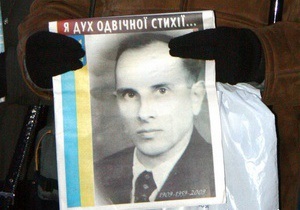 В Луганске состоялась акция протеста против лишения Бандеры звания Героя Украины