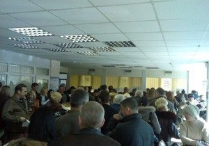 В Днепропетровске применили силу против журналистов, снимавших сюжет про очереди в налоговой
