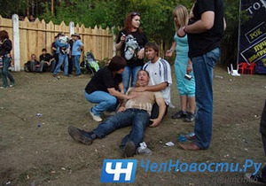На рок-фестивале в российском Миассе скинхеды избили зрителей
